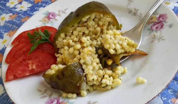 Пържени пълнени чушки с кускус, моркови и лук