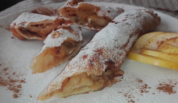 Пържени селски ябълкови щрудели