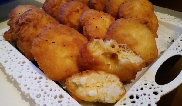 Пържени содени питки със сирене и кашкавал