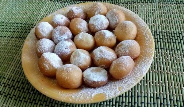 Пържени топчета с пудра захар