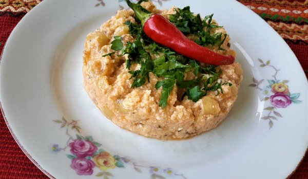 Пърженица с лук, сирене и яйца