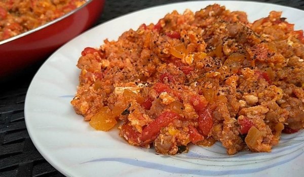 Пърженица с печени чушки и кайма