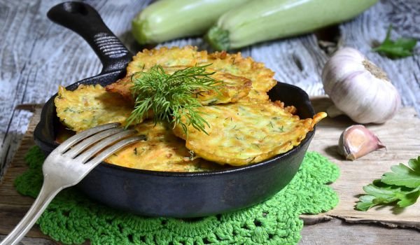 Пърженки с тиквички със сос