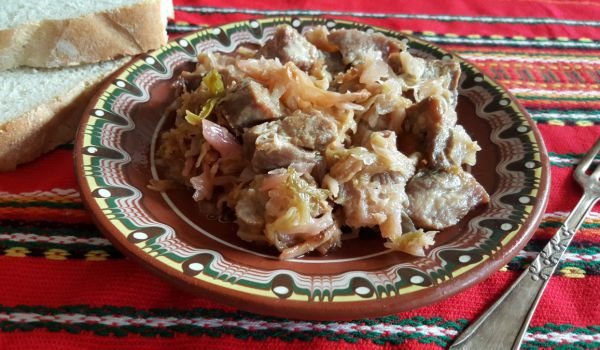Пържено кисело зеле със свинско месо