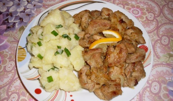 Пържено свинско месо с много лук