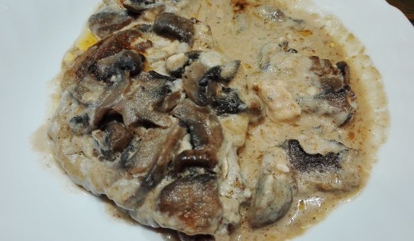 Пържоли с гъбен сос и сметана
