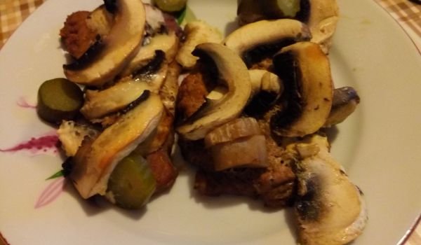 Пържоли с гъби и топено сирене на фурна
