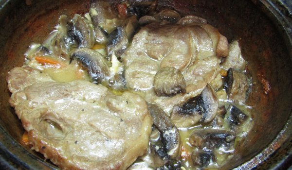 Пържоли с гъби и вино в гювеч