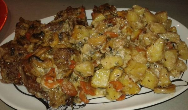 Пържоли с картофи и гъбен сос