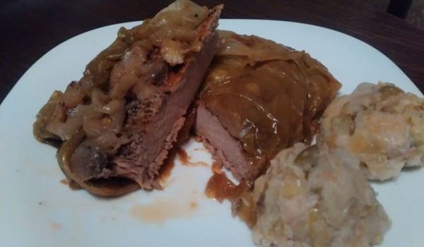 Пържоли с лук, гъби и зелев лист в гювеч