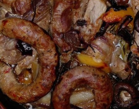 Пържоли с пилешки бутчета и наденица в гювеч