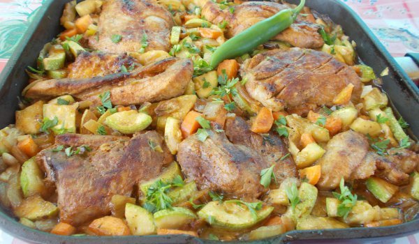 Пържоли с тиквички, моркови и лук