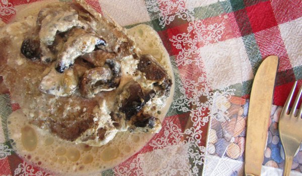 Пържоли в гювеч със сметана и горчица