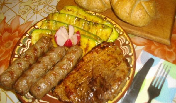 Пържолки и гриловани тиквички на скара