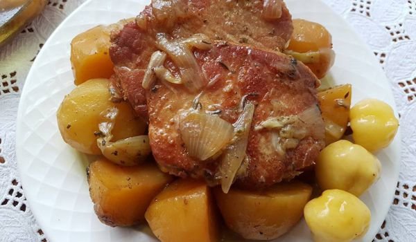 Пържолки с карамелизиран лук и картофки