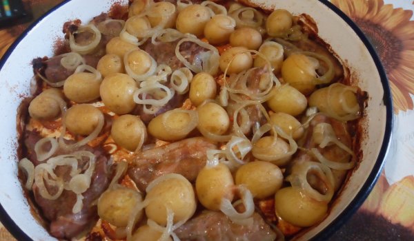 Пържолки с пресни картофки и лук