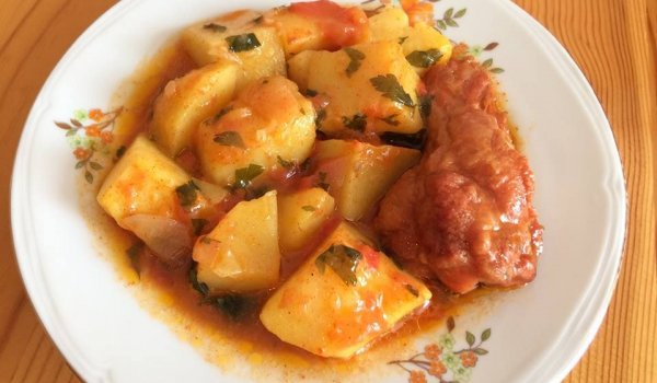 Пушени крилца с доматен сос и картофки