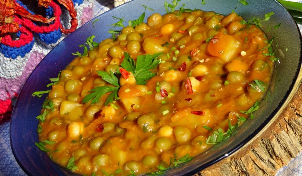 Пъстра яхния с грах и нахут