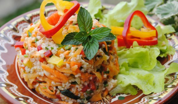 Пъстра салата с булгур и чушки