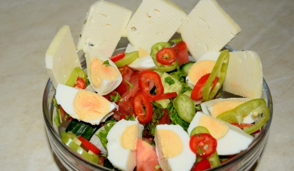 Пъстра салата с домашно сирене
