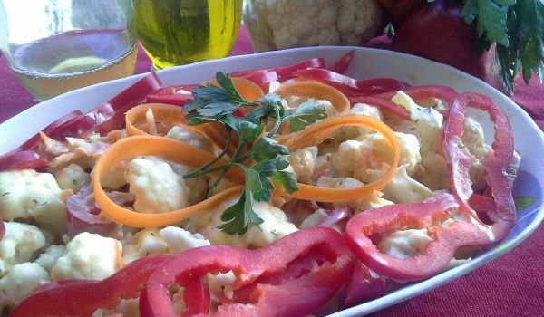 Пъстра салата с карфиол