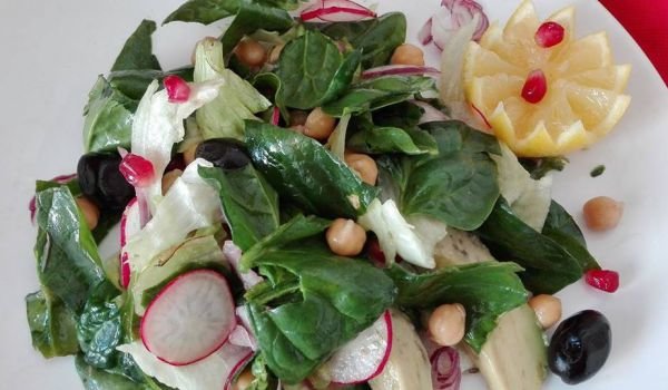 Пъстра спаначена салата
