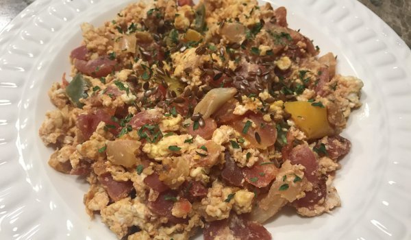 Пъстър миш-маш с тиквички и четири вида чушки