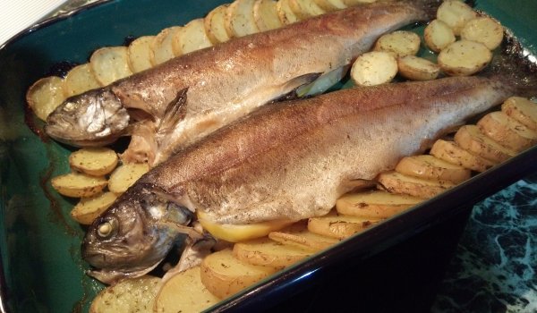 Пъстърва на фурна с пресни, ароматни картофи