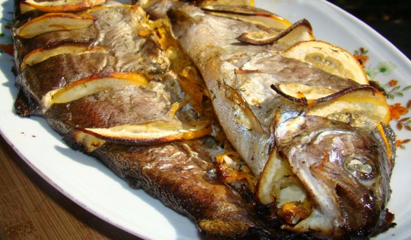Пъстърва с моркови и чесън на фурна