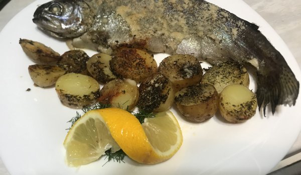 Пъстърва с пармезанова коричка и пресни картофи