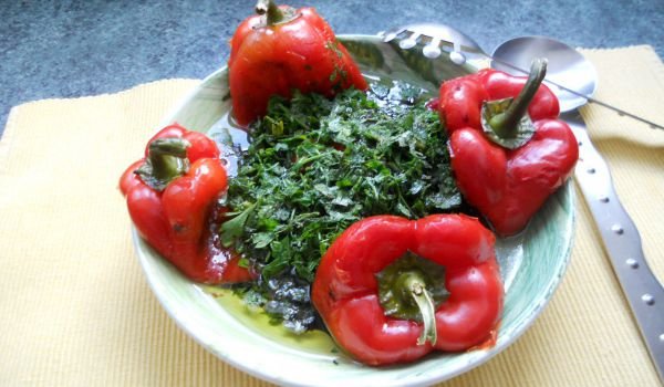 Ракиена салата от червени печени чушки