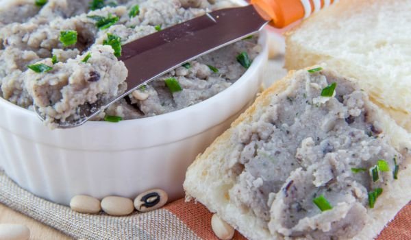 Разядка от боб, орехи и чесън