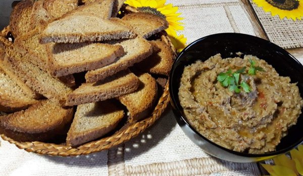 Разядка с печен патладжан, нахут и сушени домати