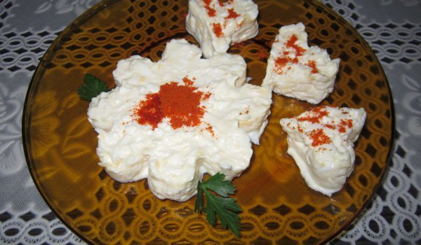 Разядка със сирене и майонеза