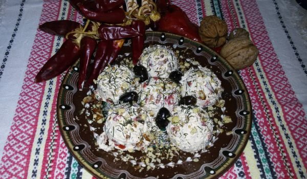 Разядка със сирене, печени чушки и орехи