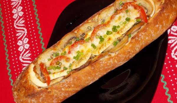 Разкошна багета с лук и кафяви печурки