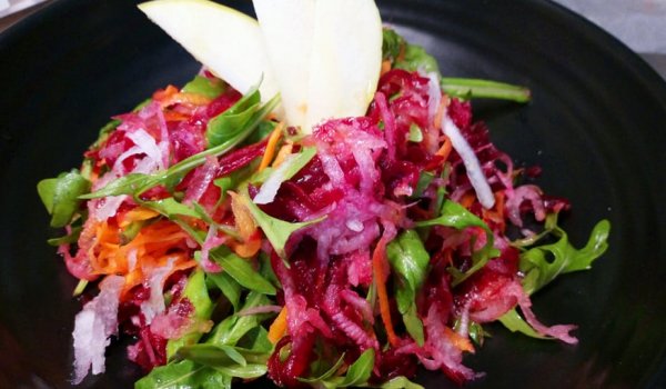 Разкошна есенна салата с цвекло, ряпа и ябълка