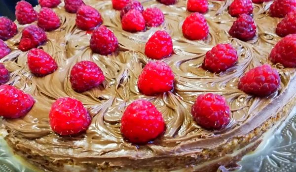Разкошна торта с белтъчено-орехови блатове и малини