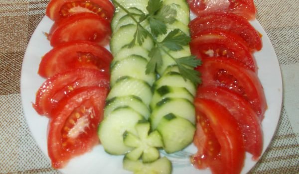 Редена салата от домати и краставици с меден дресинг