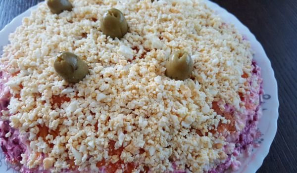 Редена салата със сельодка и рачешки рулца
