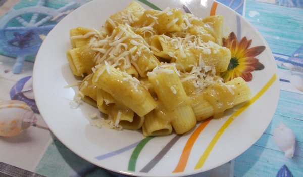 Ригатони с къри сос и кашкавал