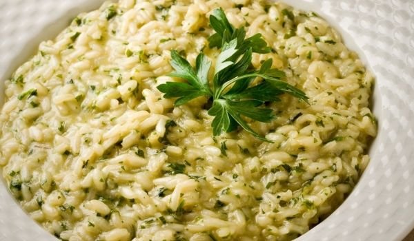 Ризото с коприва, бяло вино и сирене чедър