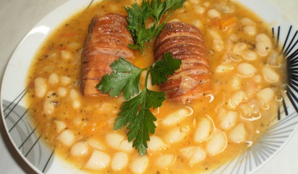 Родопска боб яхния с наденица