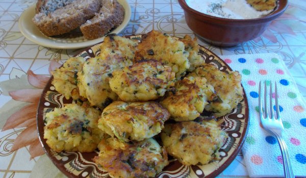 Рошави кюфтета от картофи с тиквички и сос