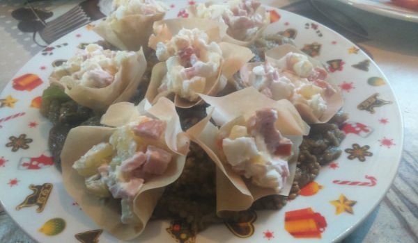 Рози с руска салата
