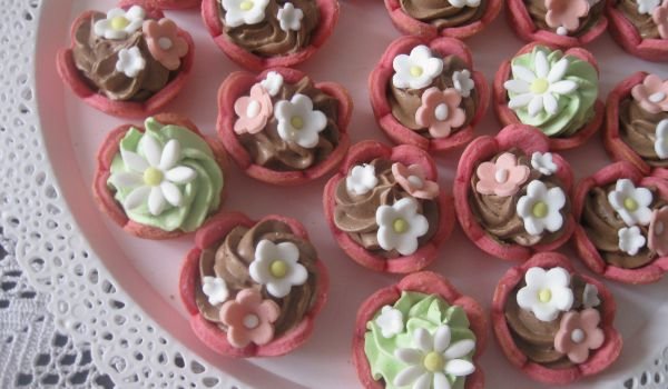 Розови кошнички с шоколадов крем