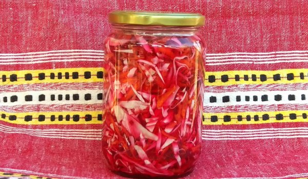 Розово кисело зеле с цвекло в буркани