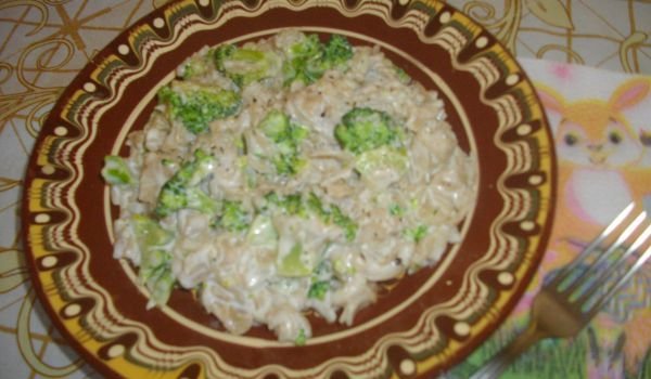 Ръжени макарони с броколи и сметана