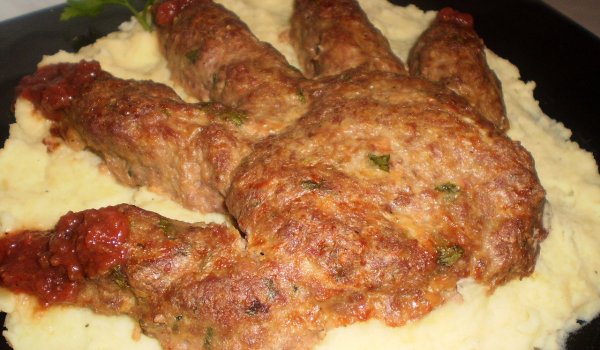 Ръката на зомби върху канапе с картофено пюре