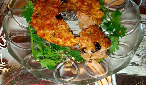 Руло от кайма, маслини и подправки в кексова форма